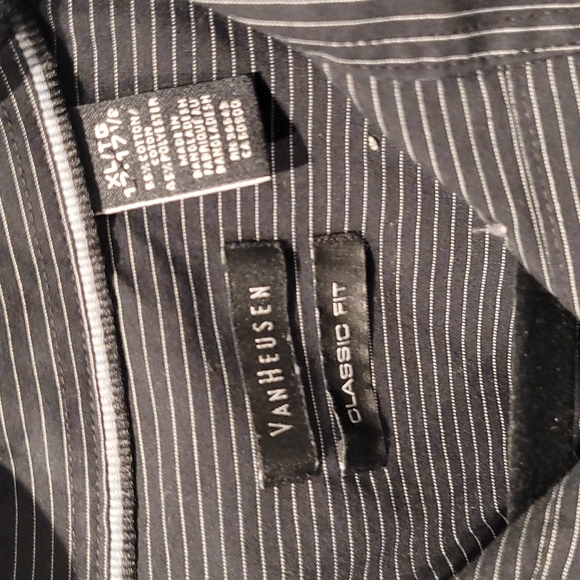 Van Heusen Classic Fit Dress shirt - Picture 2 of 2